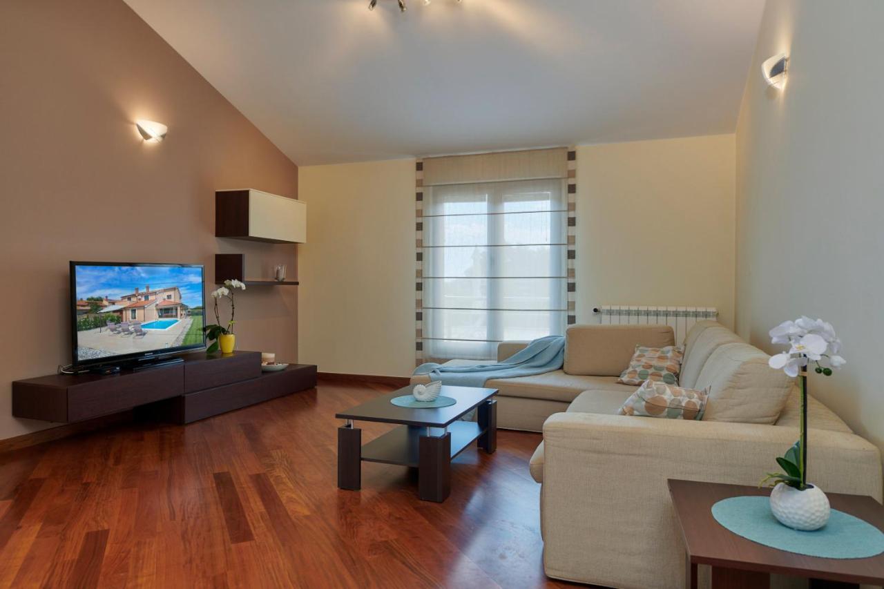 Villa Bartona For 8 Persons With Private Swimmingpool พูลา ภายนอก รูปภาพ