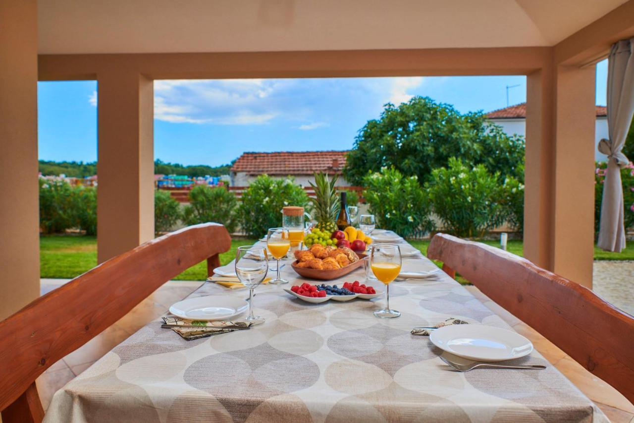 Villa Bartona For 8 Persons With Private Swimmingpool พูลา ภายนอก รูปภาพ