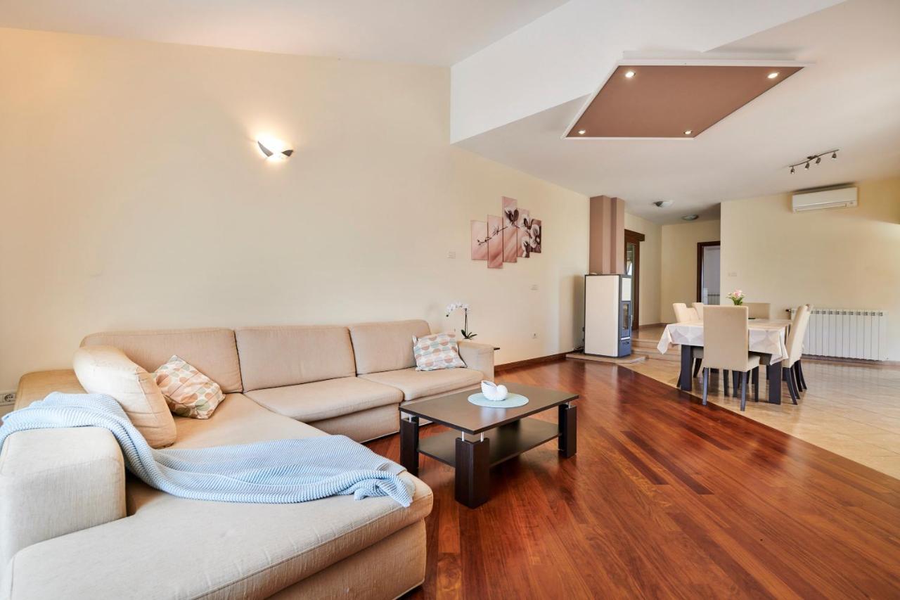 Villa Bartona For 8 Persons With Private Swimmingpool พูลา ภายนอก รูปภาพ