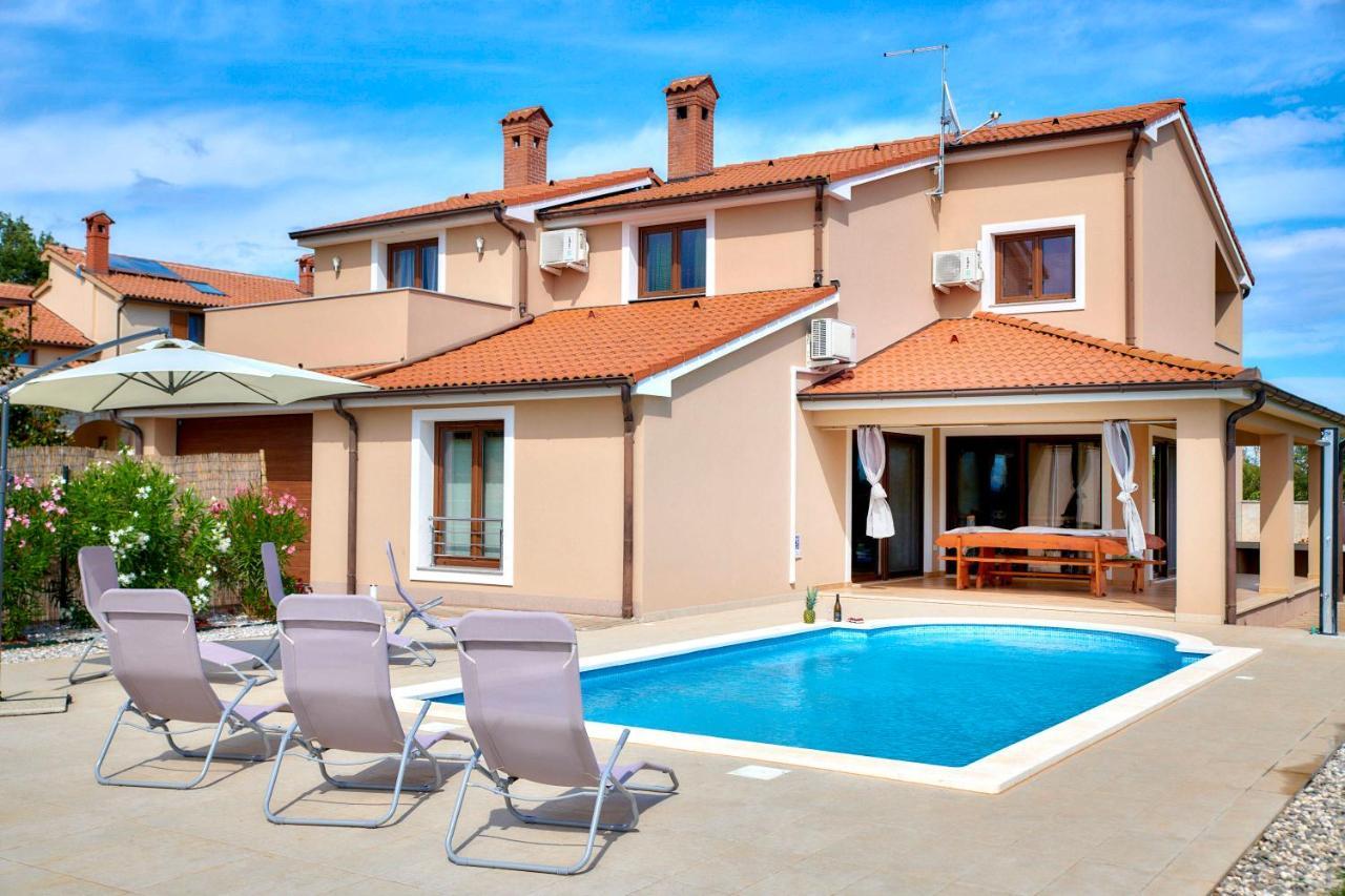 Villa Bartona For 8 Persons With Private Swimmingpool พูลา ภายนอก รูปภาพ