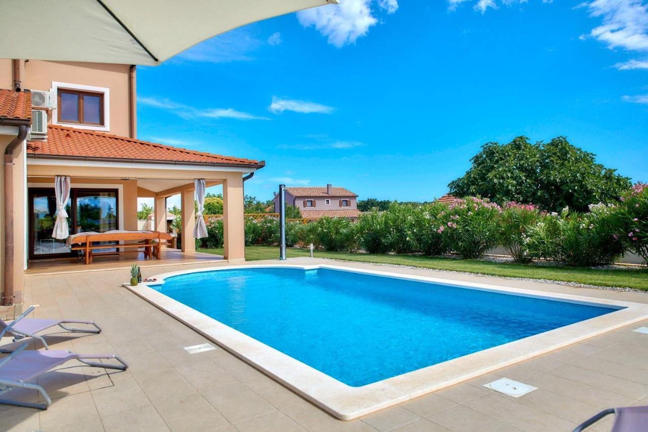 Villa Bartona For 8 Persons With Private Swimmingpool พูลา ภายนอก รูปภาพ